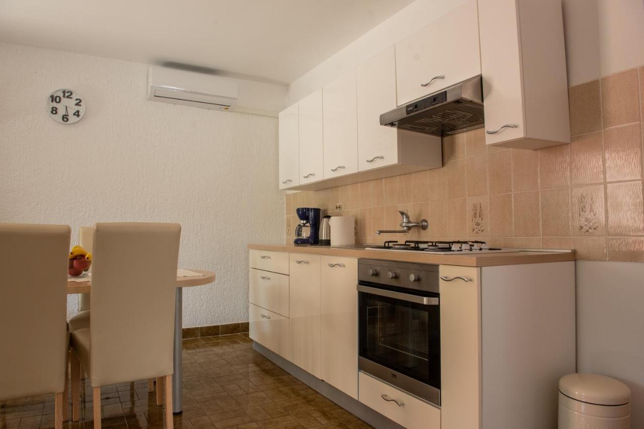 Ferienwohnung Apartman Bozica Vir Exterior foto