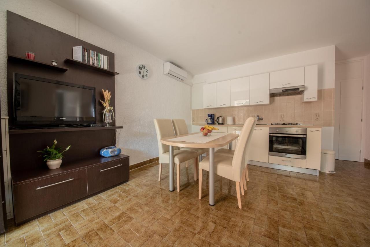 Ferienwohnung Apartman Bozica Vir Exterior foto