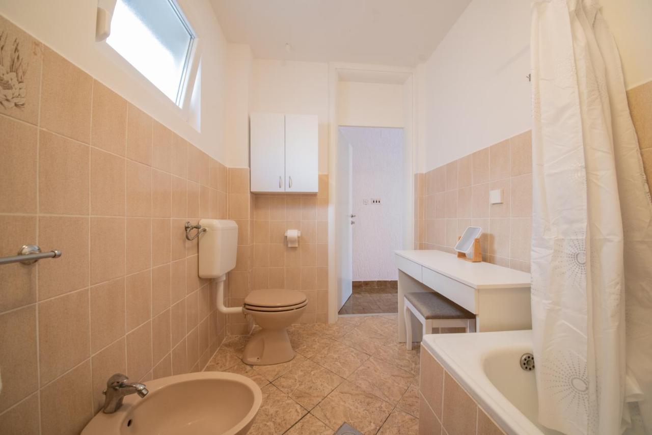 Ferienwohnung Apartman Bozica Vir Exterior foto